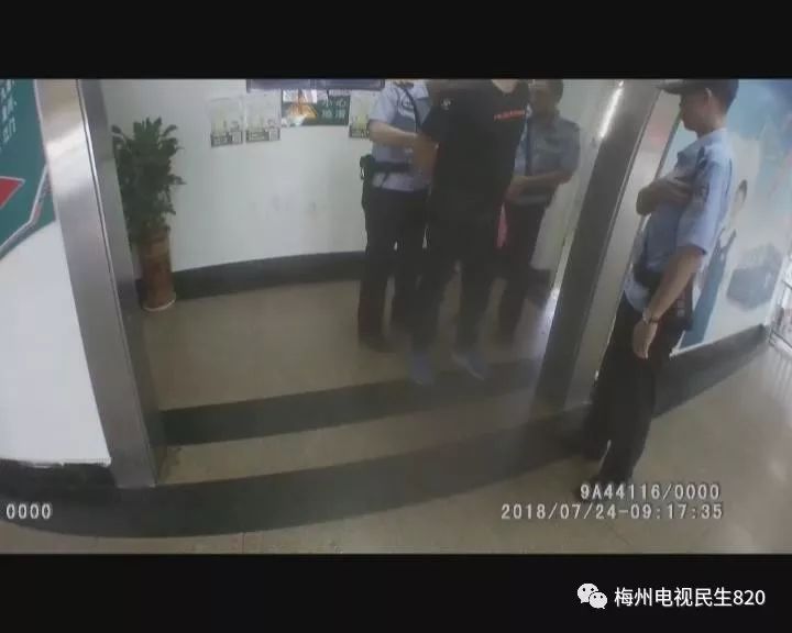 男子乘车忘带身份证,到警务车上开证明,却被戴