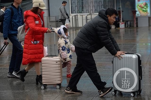 春运返程高峰 旅客行囊满是年味乡情