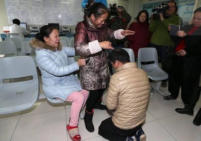 前妻被我撵回娘家，一年后带回一本180万的存折，我哭着求她复婚