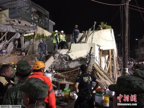墨西哥地震后 救援队连夜抢救被埋学生|组图