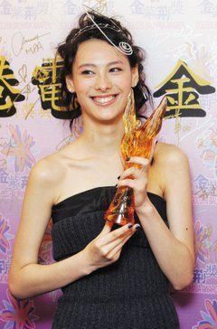 梁洛施所生孩子受器重，频繁回港见面，现女友高调示爱李泽楷