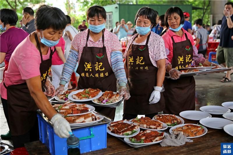 万人齐聚小洲村,摆百席吃龙舟饭 就像吃年夜饭