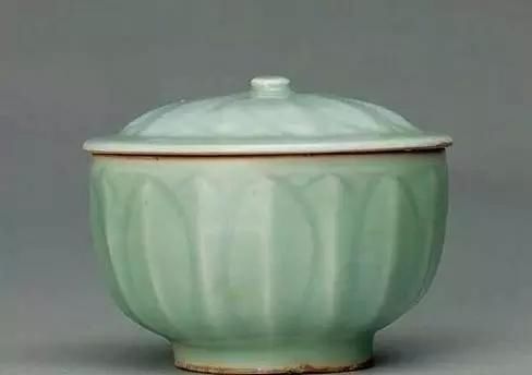 四川省遂宁县某农民在田里翻土翻出1000多件