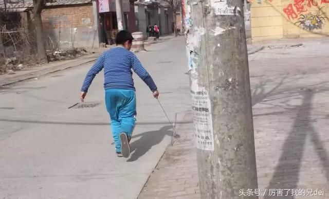 为什么很多徒步旅行的人，都要滚一个轮胎？原因让人哭笑不得