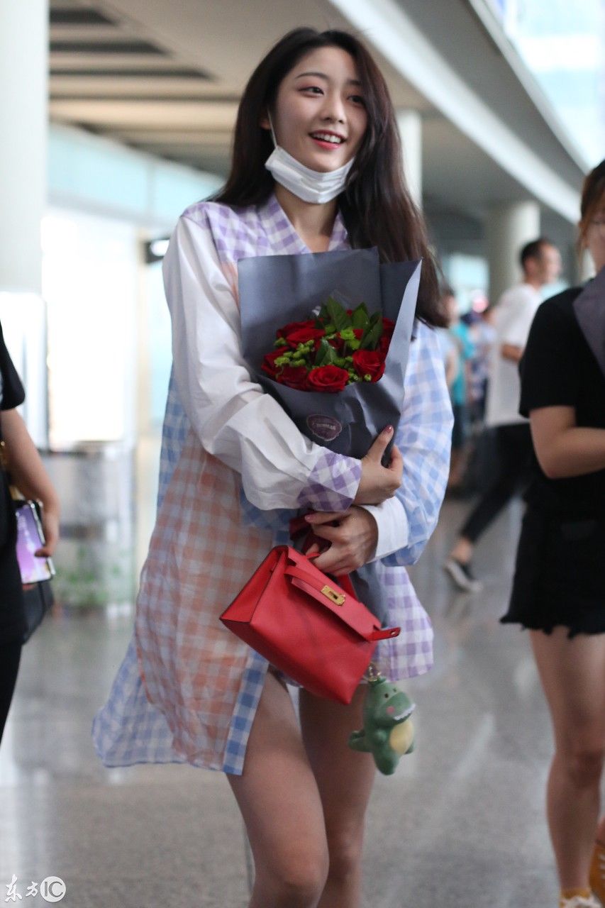 《创造101》王莫涵、戚砚笛现身北京机场,手捧