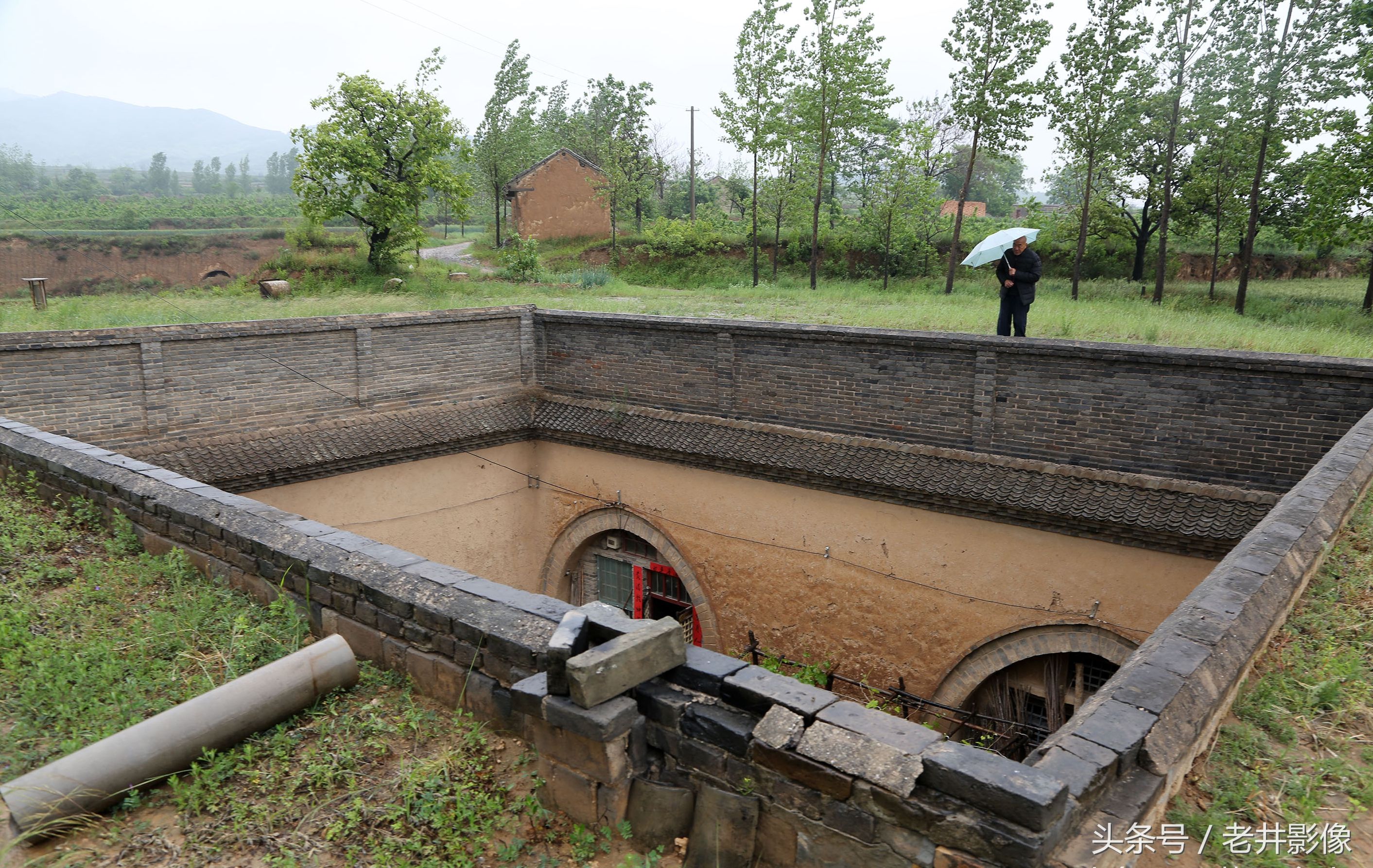 山西农村76岁老人冒雨带你探秘4000年地坑院，如何排水通风排烟