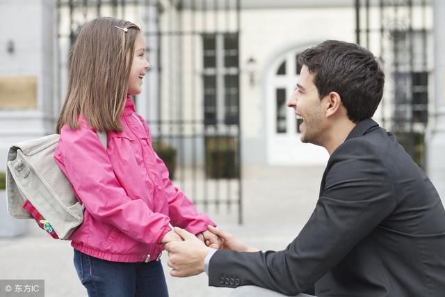 家长和老师把孩子学习成绩不好原因归于对方,