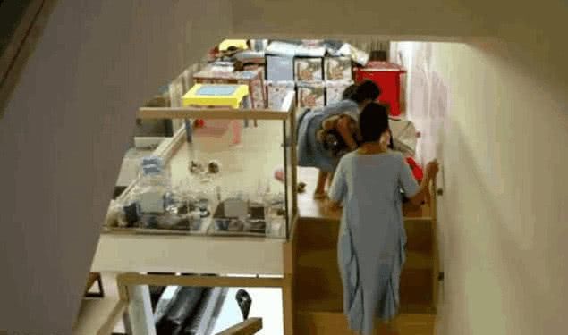 蔡少芬香港住宅曝光,两张床挤满房间,网友:香港