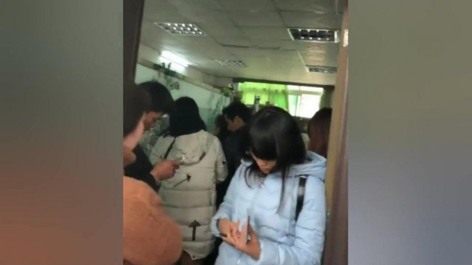 刚过完年就这么多人离婚，离婚登记处人山人海，场面太火爆了