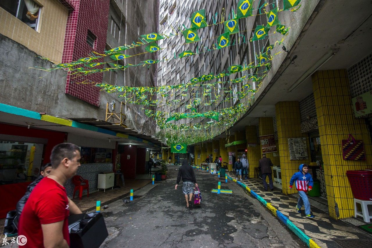 夺过五次世界杯冠军的国家,大街小巷都是足球