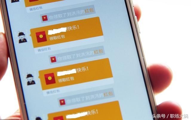 同学聚会AA制，穷女生交600被嘲笑，在群里抢红包哭惨了！