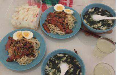 朋友圈晒给老婆做的饭菜，朋友评论亮了：原来结婚这么凄惨！