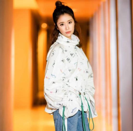 林心如瘦后颜值重回巅峰, 穿长筒靴秀筷子腿