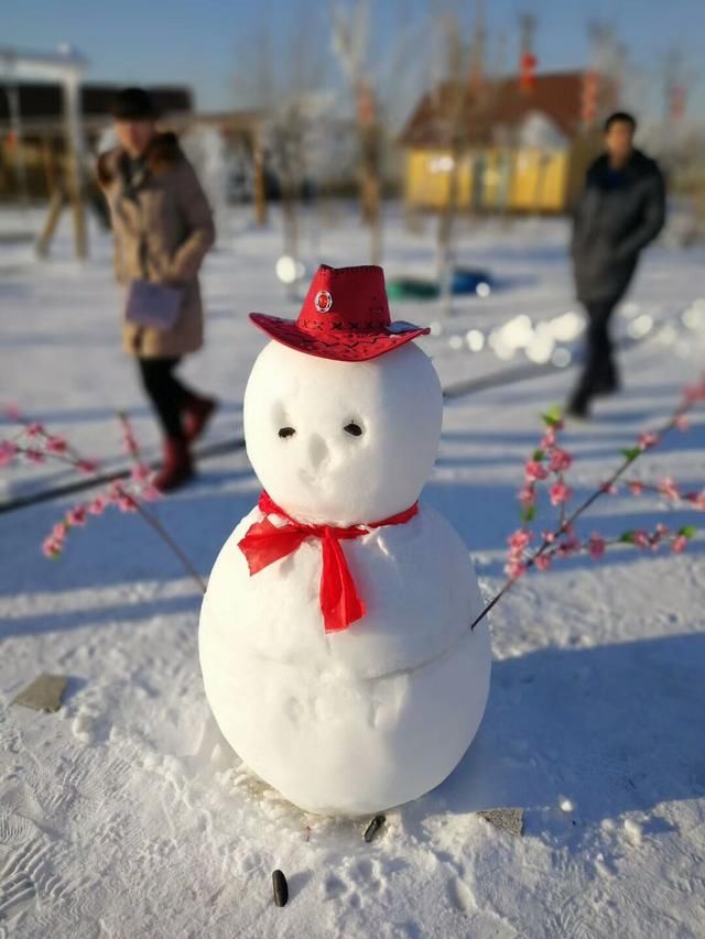 兵哥哥休假带孩子堆的雪人萌化了!