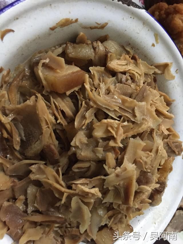 大姨妈家拜年,她却端了一大盘青菜招待我们,真相让我们感动