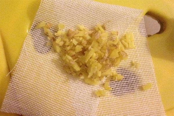 睡前生姜涂脚底,坚持一周,会给身体带来3大好