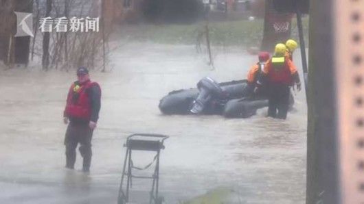 美国暴雨又淹了!百辆汽车泡水仅剩车顶露头