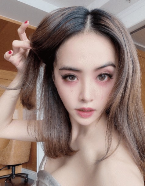 蔡依林晒粉色眼泪自拍,在线锁骨太仙气,网友