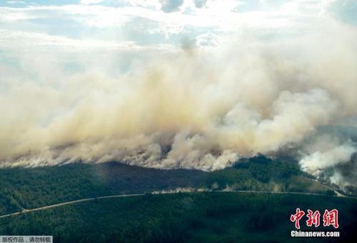 瑞典森林大火蔓延 政府出动飞机灭火