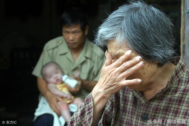 奶奶去世后，残疾孙女无人照顾，穷姑姑含泪领回家后，惊喜来了