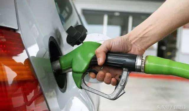 俄罗斯、沙特不给美国好脸色，国际油价跌了！网友：成品油也跌吗