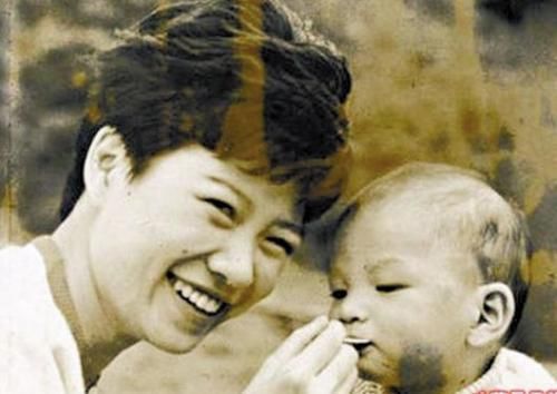 他是香江四大才子倪匡的妹妹,儿子不足三岁就