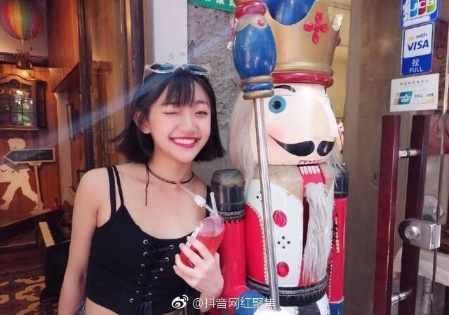 抖音红人,清一色出厂化!莫名其妙的火,长像永远