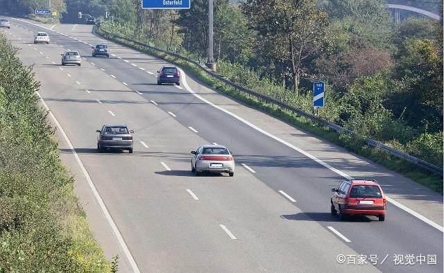 高速路上遇到这种情况切记不能超车！否则车毁人亡！