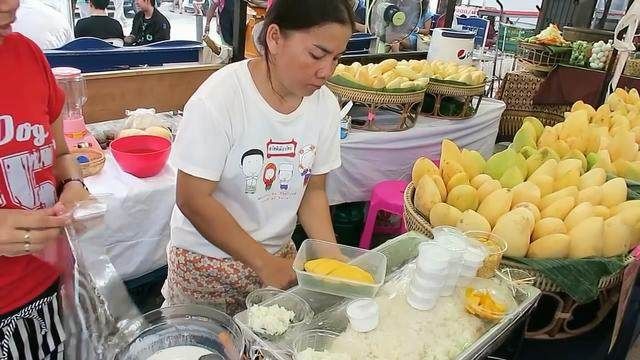 在泰国曼谷吃美味芒果饭,里面有1整只大芒果,只是付款时有点懵