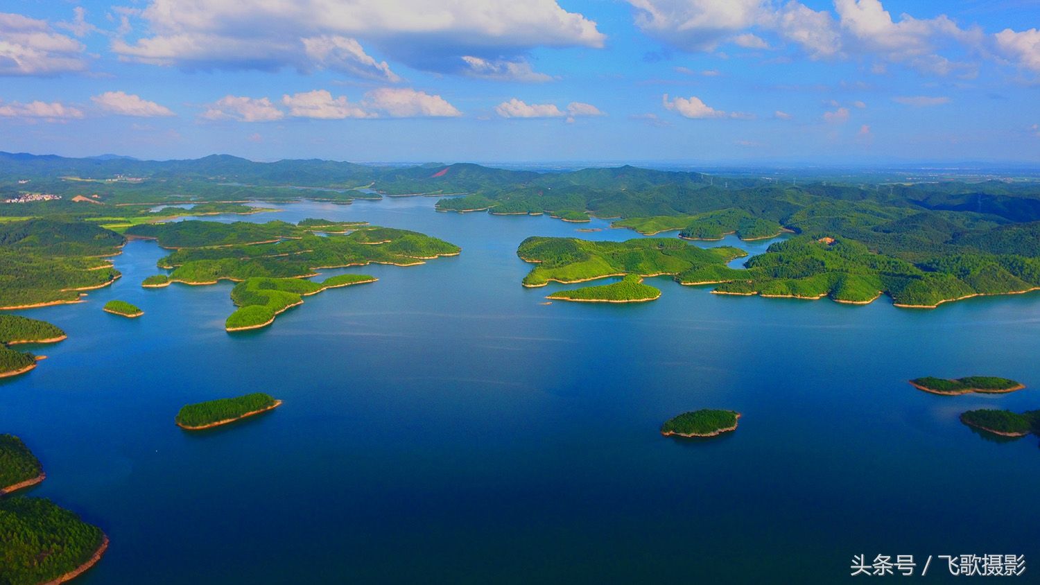 航拍江西宜春第一美湖:丰城含秀湖，湖光山色，可与庐山西海媲美