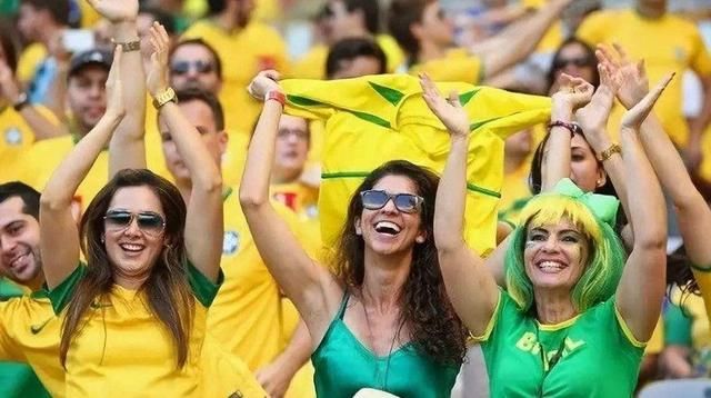 电视台女主播户外直播世界杯,结果遭男球迷袭