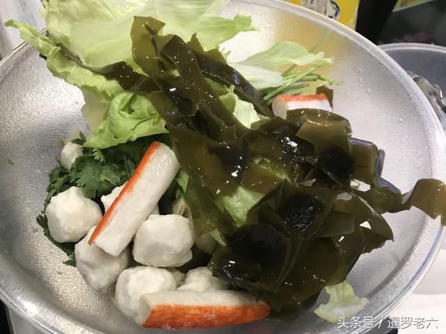 北京吃顿麻辣烫，咋那么贵？一斤22.8元，都是丸子和菜，没啥肉！