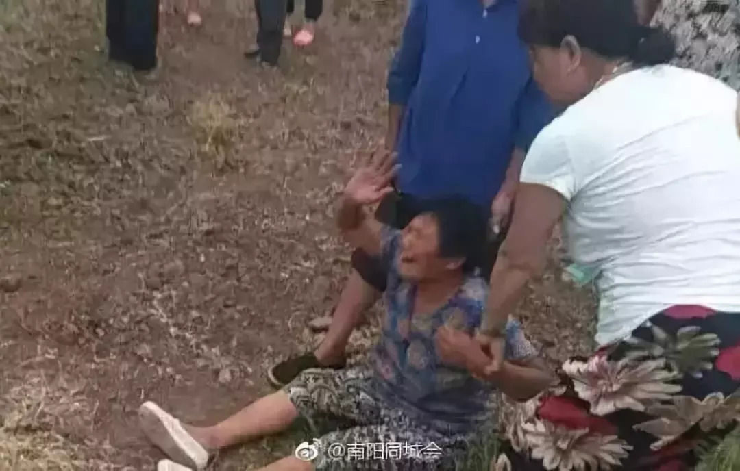 邓州一男孩溺亡,家属河边撕心裂肺痛哭