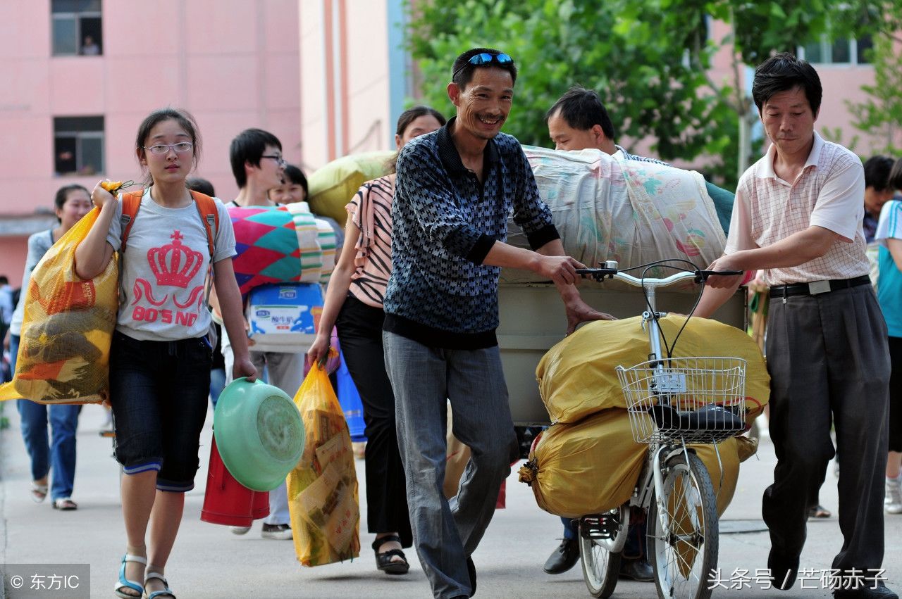 高考结束,家长帮孩子搬运物品,孩子再大在父母