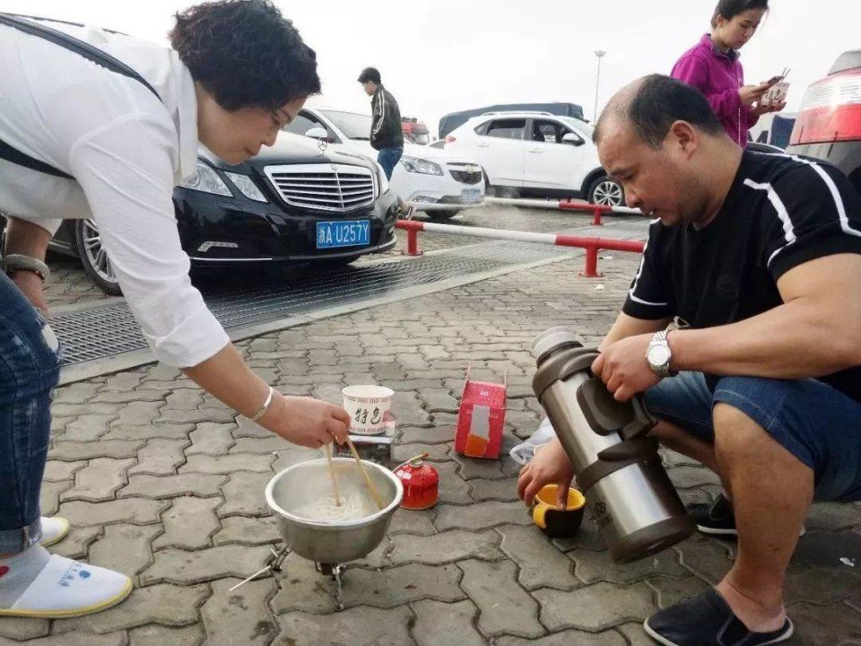 海口飞深圳机票今日破万元，上万辆车滞留!珠海澳门更可怕