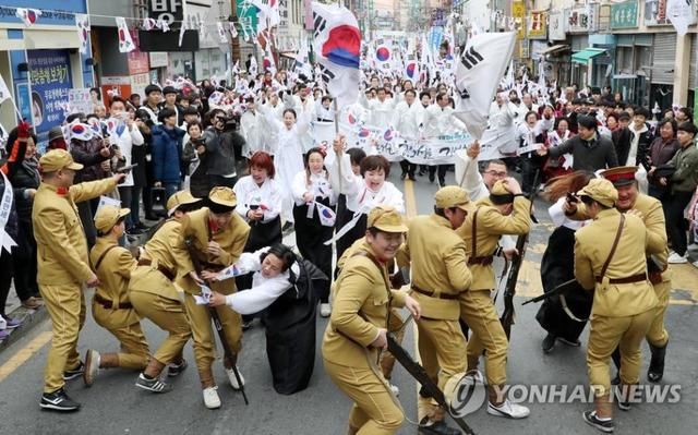 韩国民众纪念独立运动 大妈痛打“鬼子”到下跪