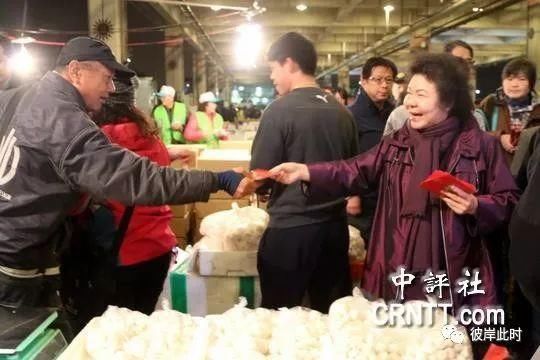 市长任职最后一年巡视鱼市 陈菊人气依旧高