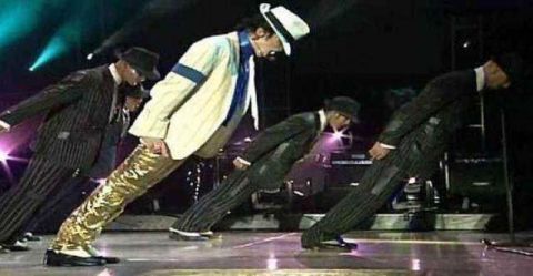 迈克尔杰克逊45%倾斜怎么做到的?原来奥秘竟