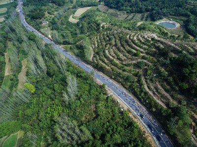 中国山地马拉松赛起跑 西游记拍摄地嵖岈山打头枪