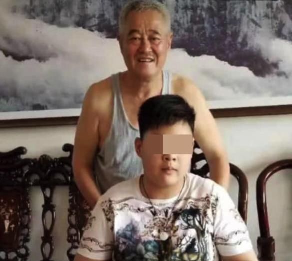 曝赵本山近照,穿戴朴素有些发福,为灾区捐款500万 新世纪娱乐网址是多少