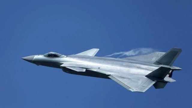 歼20造价仅为F22一半,中国使劲造,美国被迫投