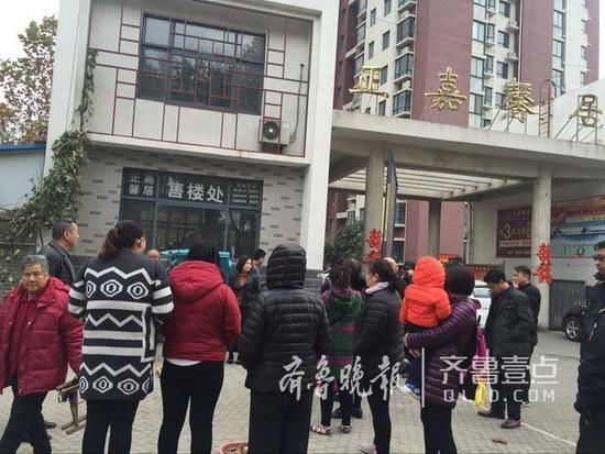 泰城一小区,15楼暖气管道破裂浇停电梯