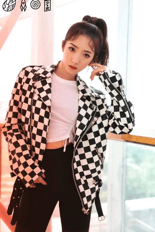 火箭少女直播出事故,伴奏突然消失,坚持表演清