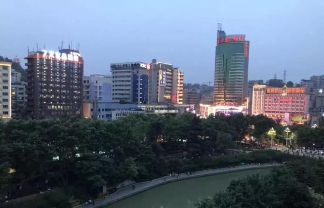 信息播报速看！今夜至明日我市将出现强降雨，好多地方要下暴雨！