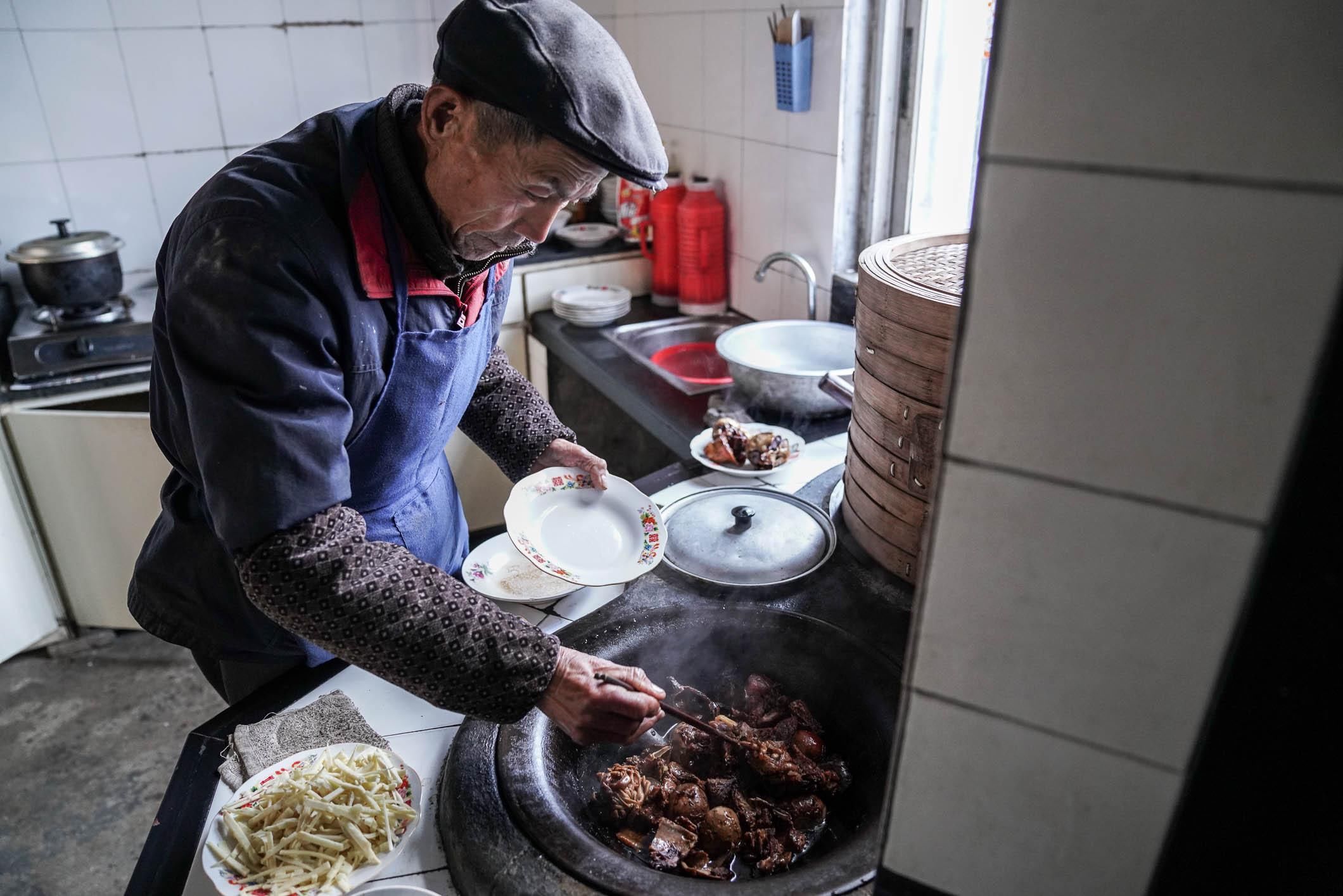 农村老人用2天时间准备年夜饭，可惜一家人却吃不了多少