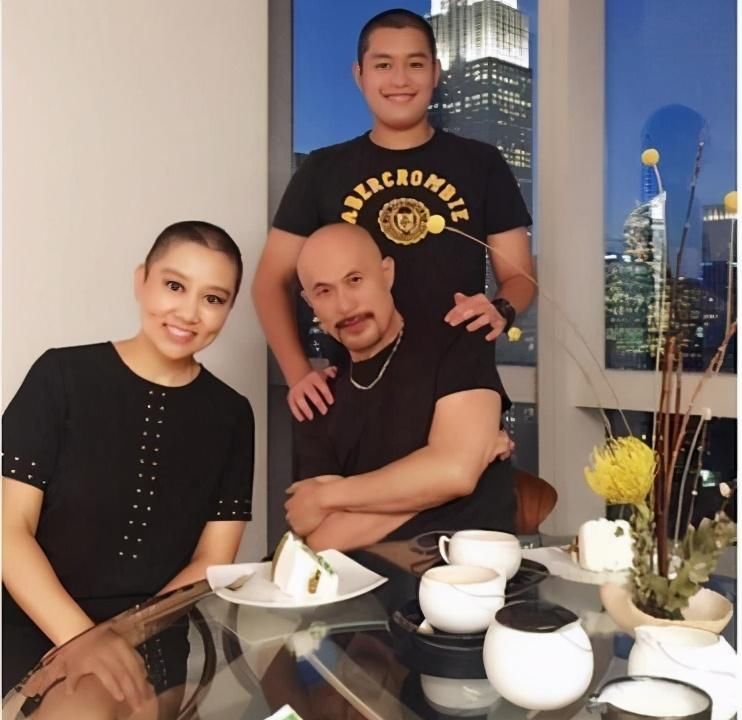 戏里是恶霸，戏外被儿子宠成小公主，背后故事引人落泪