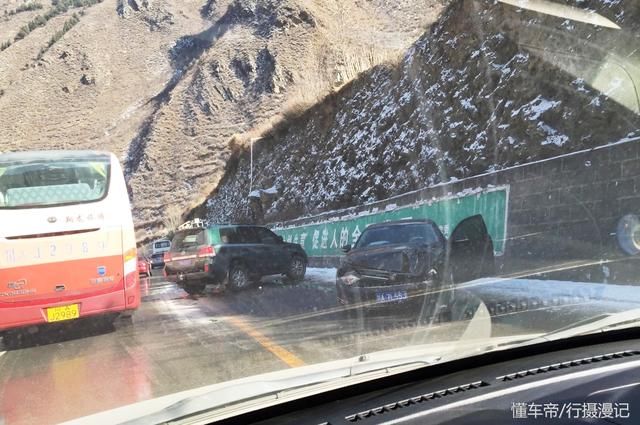 春节自驾要当心，遇见道路暗冰这样操作，才确保安全驾驶