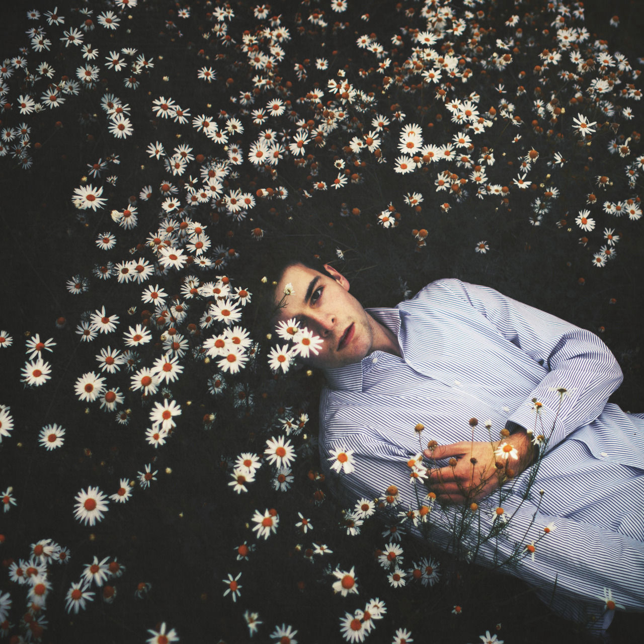 一个男人说谎的10个表现,小动作难逃女人眼睛