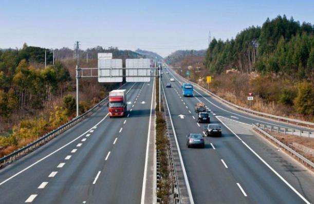 同样100公里路程,高速开1小时,国道要开2小时