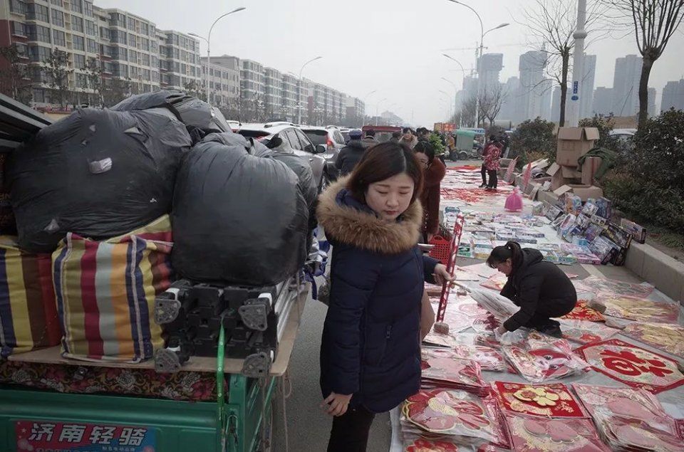 腊月二九 山东临沂万人露天集市:这样赶集才有过年的味!